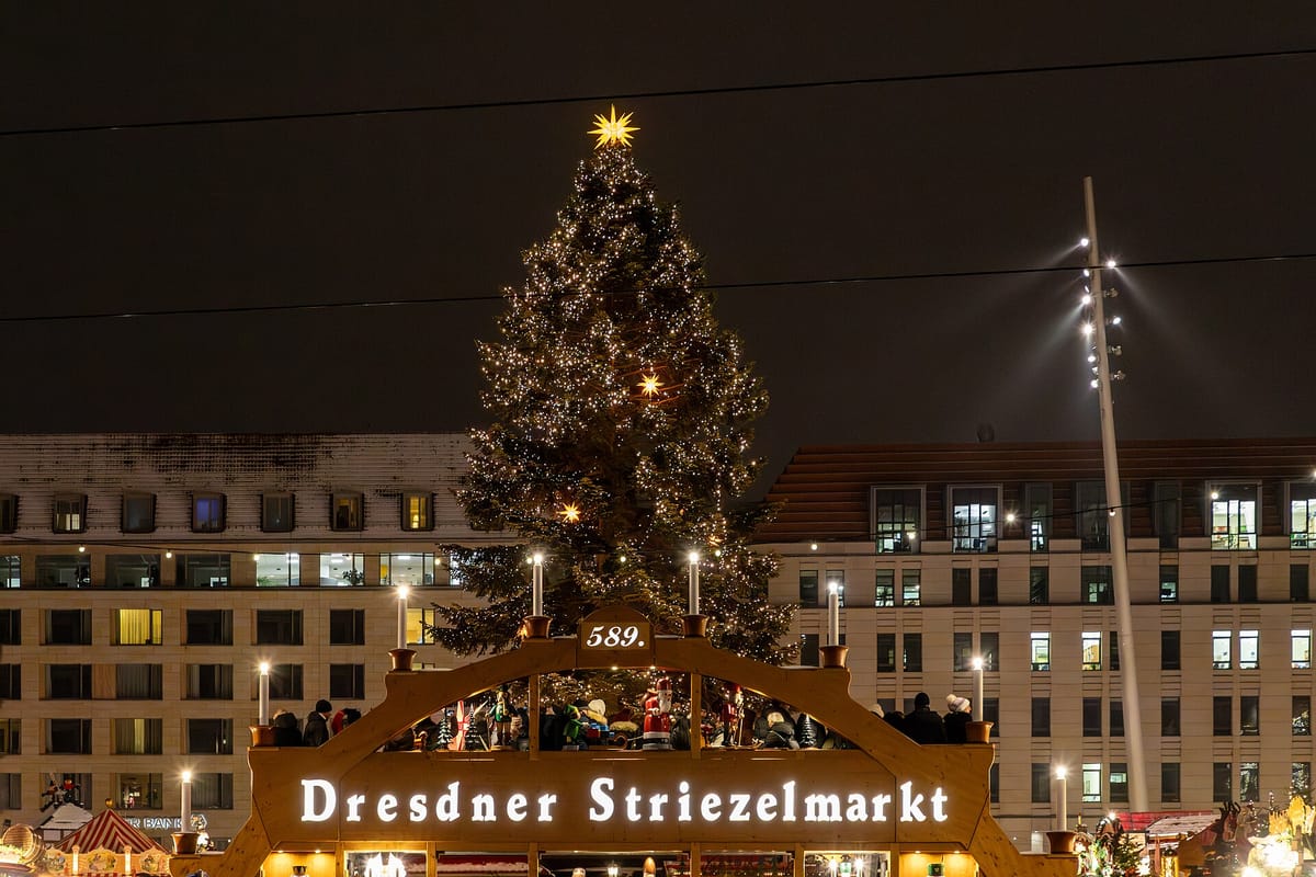 Illuminated entrance arch of the Dresden Striezelmarkt
